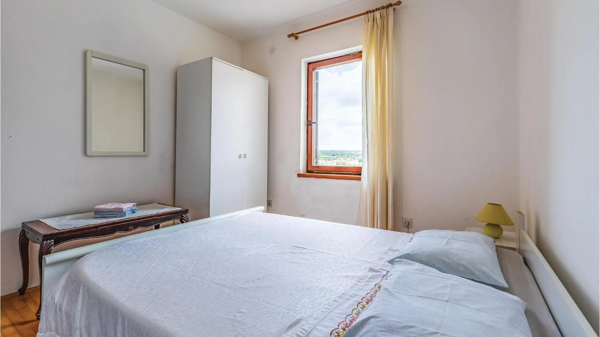 Feriehus 3 Bedroom Gorgeous Home In Valbandon